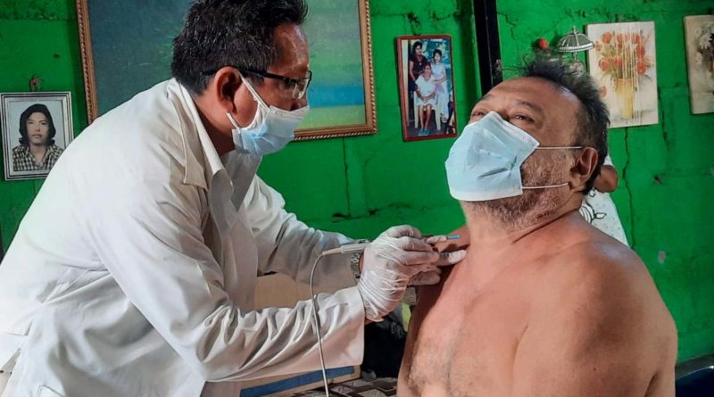 Médico del Centro Nacional de Dermatología brinda atención a un paciente en el barrio San Ignacio