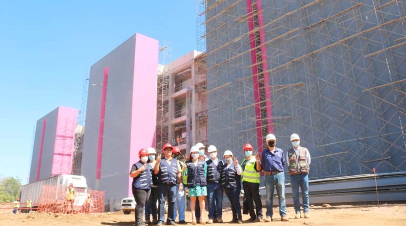 Doctora Sonia Castro en recorrido en el nuevo Hospital de León