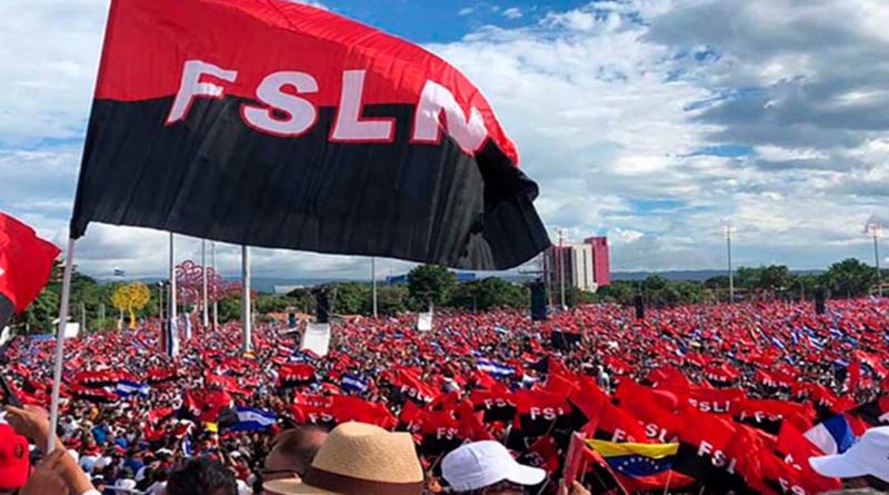 Bandera del FSLN en la plaza de la Fe en celebración del 19 de julio