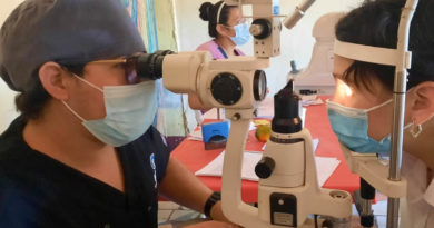 Médico del MINSA, realiza examen de la vista a poblador del barrio Pablo VI