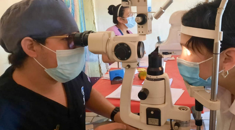 Médico del MINSA, realiza examen de la vista a poblador del barrio Pablo VI