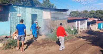 Brigadista del Ministerio de Salud en jornada de fumigación en el barrio Camilo Ortega