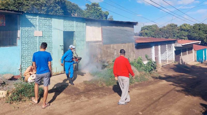 Brigadista del Ministerio de Salud en jornada de fumigación en el barrio Camilo Ortega