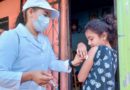 Doctora del MINSA aplica vacuna en el brazo a una menor en el barrio Mirna Ugarte