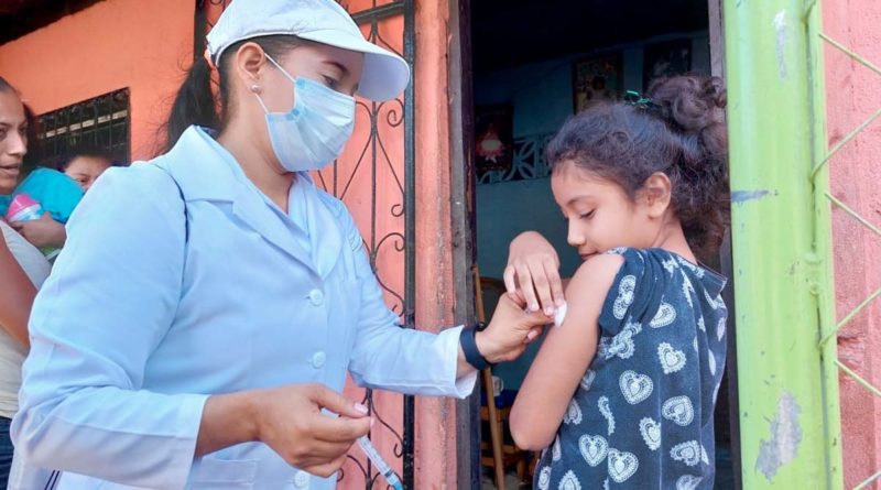 Doctora del MINSA aplica vacuna en el brazo a una menor en el barrio Mirna Ugarte