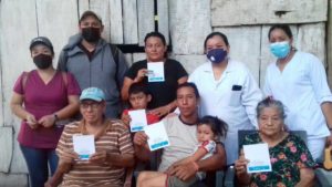 Familia de Ticuantepe muestran su tarjeta de vacunación
