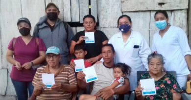 Familia de Ticuantepe muestran su tarjeta de vacunación
