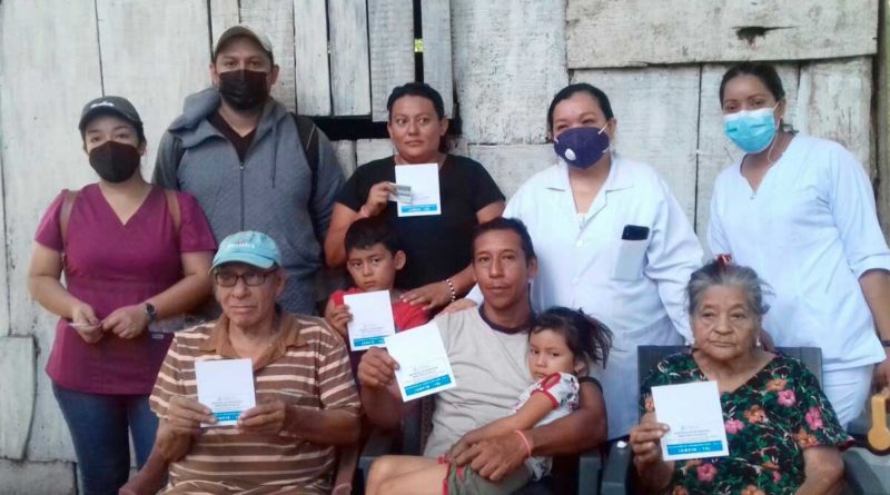 Familia de Ticuantepe muestran su tarjeta de vacunación