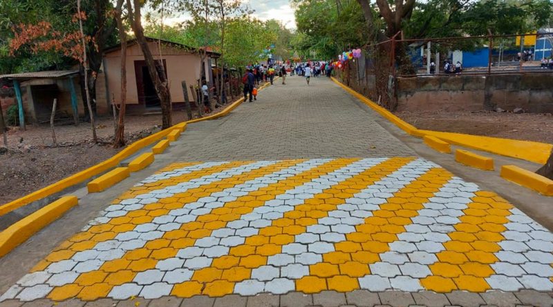 Gobierno Sandinista inaugura calles adoquinadas en Mina El Limón