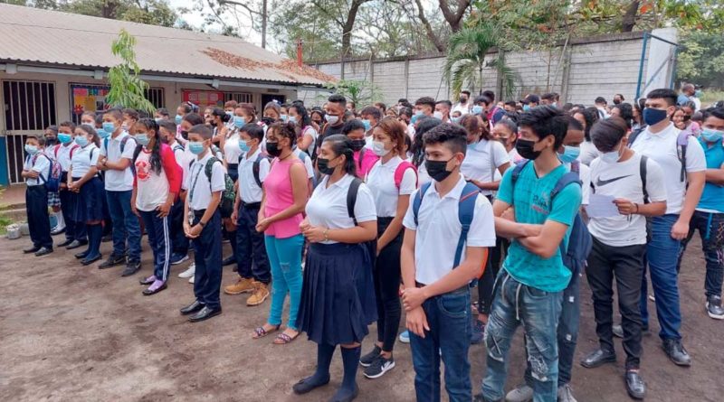 Estudiantes de la modalidad de educación a distancia en Chinandega