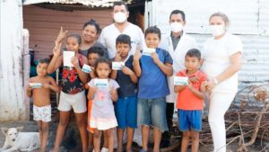 Médicos del MINSA junto a niños del barrio Santo Domingo tras ser aplicada la vacuna contra el COVID-19