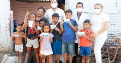 Médicos del MINSA junto a niños del barrio Santo Domingo tras ser aplicada la vacuna contra el COVID-19