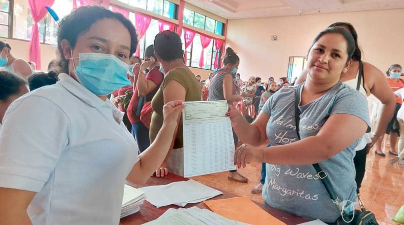 Protagonistas de Matagalpa recibiendo crédito a través de Usura Cero