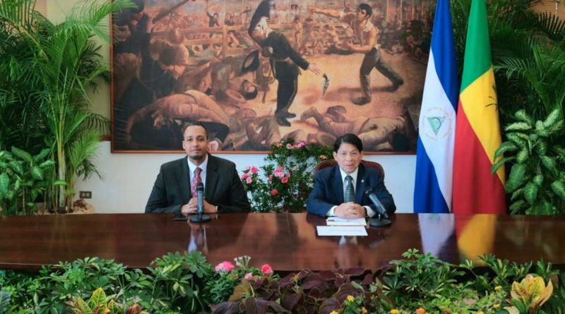 Compañero Denis Moncada Colindres, Ministro de Relaciones Exteriores, recibiendo Copias de Estilo del Embajador de Benín, Señor Boniface Vignon, acreditándose oficialmente ante nuestro Pueblo y Gobierno, como Embajador de esa Hermana Nación