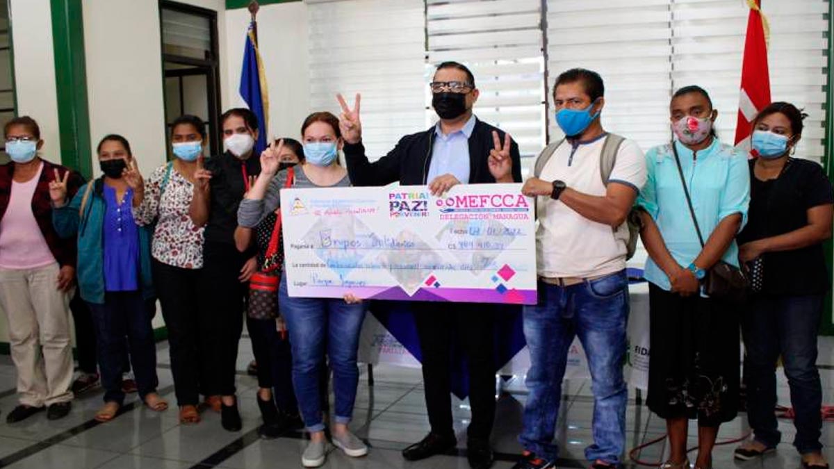 Familias emprendedoras de Managua recibiendo desembolso por parte del MEFCCA