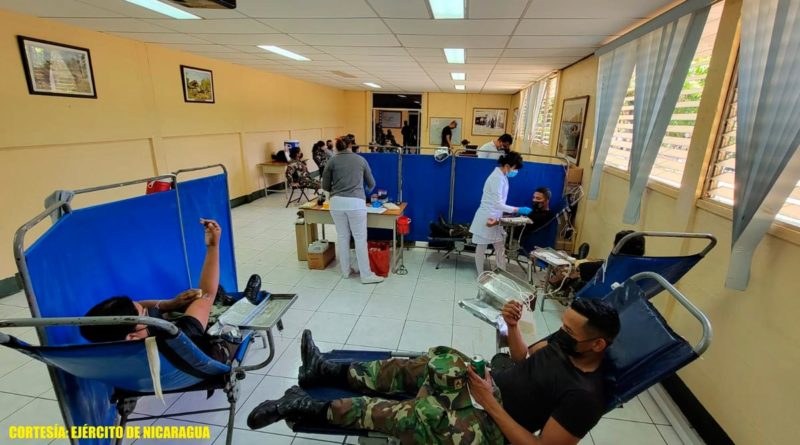 Efectivos del Ejército de Nicaragua realizando donación voluntaria de sangre