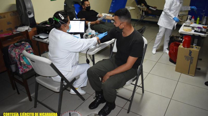 Efectivos militares del Ejército de Nicaragua en jornada de donación de sangre