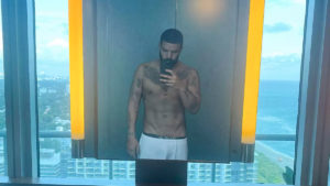 Drake posando en un mirror selfie sin camiseta