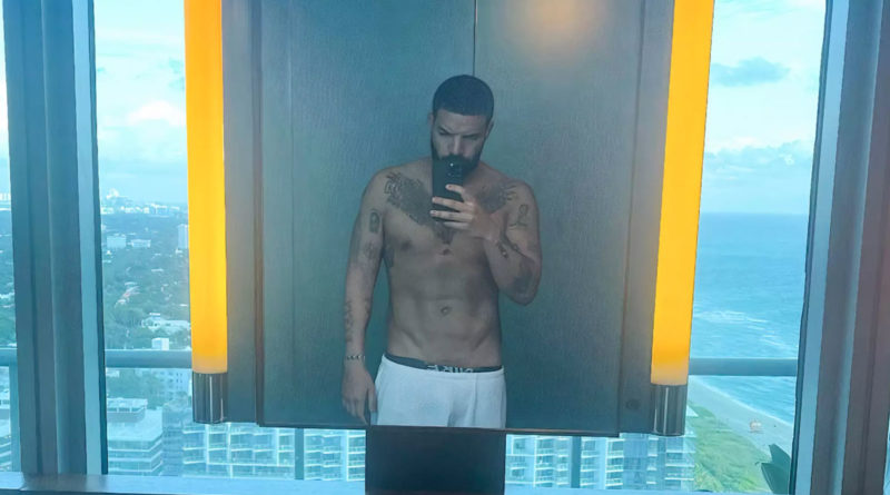 Drake posando en un mirror selfie sin camiseta