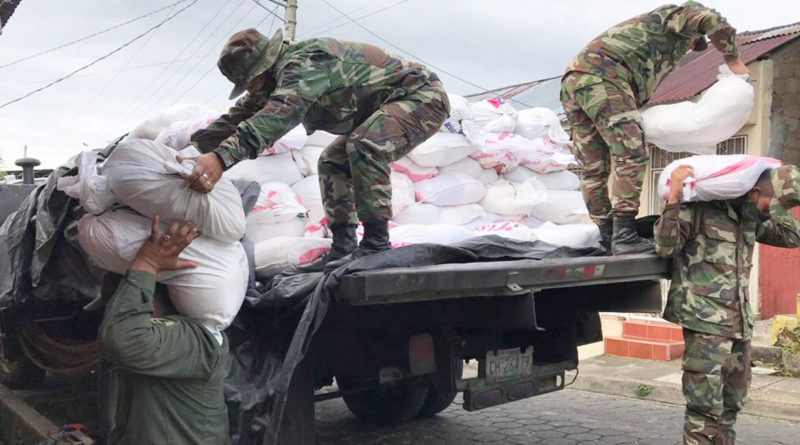Ejército de Nicaragua en el proceso de descargue de paquetes alimenticios para familia en emergencia social en Río San Juan