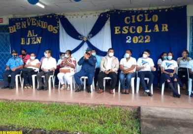 Capitán de Navío DEMN Mario José Berrios Madrigal, en coordinación con autoridades regionales, participando en el Acto de Apertura del Ciclo Escolar 2022