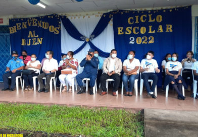 Capitán de Navío DEMN Mario José Berrios Madrigal, en coordinación con autoridades regionales, participando en el Acto de Apertura del Ciclo Escolar 2022