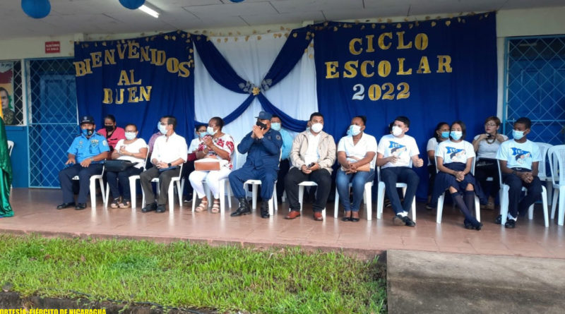 Capitán de Navío DEMN Mario José Berrios Madrigal, en coordinación con autoridades regionales, participando en el Acto de Apertura del Ciclo Escolar 2022