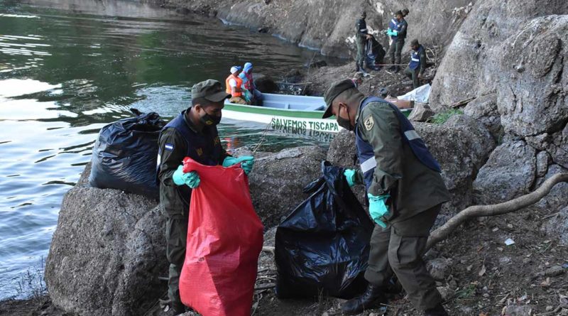 Miembros del Ejército de Nicaragua durante la jornada ecológia en la Laguna de Tiscapa