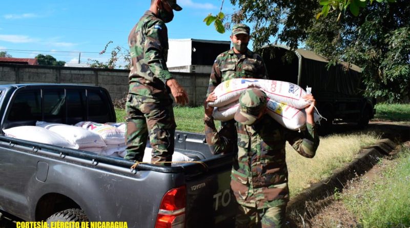 Efectivos del Ejército de Nicaragua descargando merienda escolar en Jinotepe, departamento de Carazo.