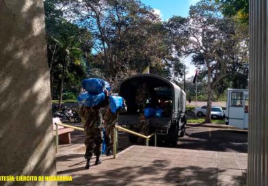 Miembros del Ejército de Nicaragua durante el descargue de los paquetes escolares en Jinotepe, Carazo