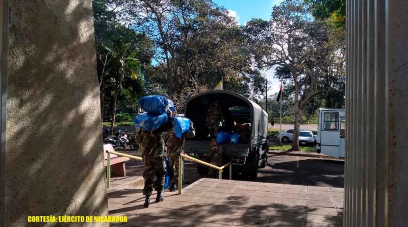 Miembros del Ejército de Nicaragua durante el descargue de los paquetes escolares en Jinotepe, Carazo