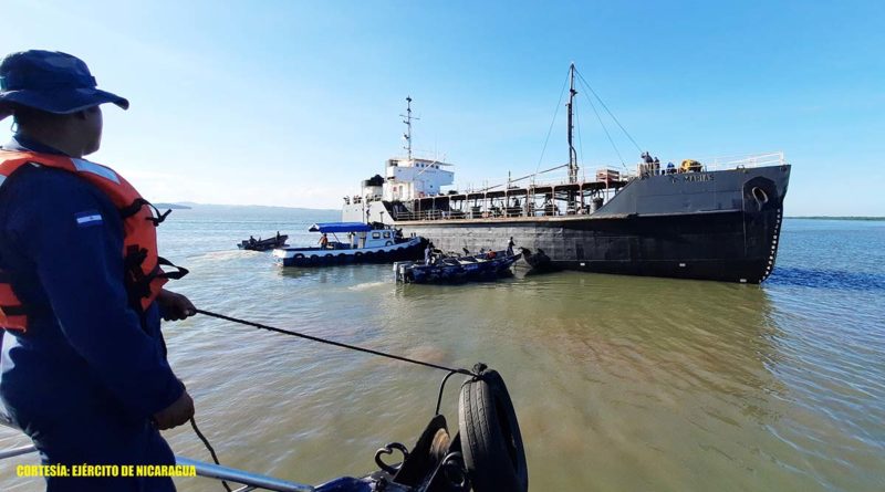 Efectivos de la Fuerza Naval del Ejército de Nicaragua durante la reparación del buque IV Marías