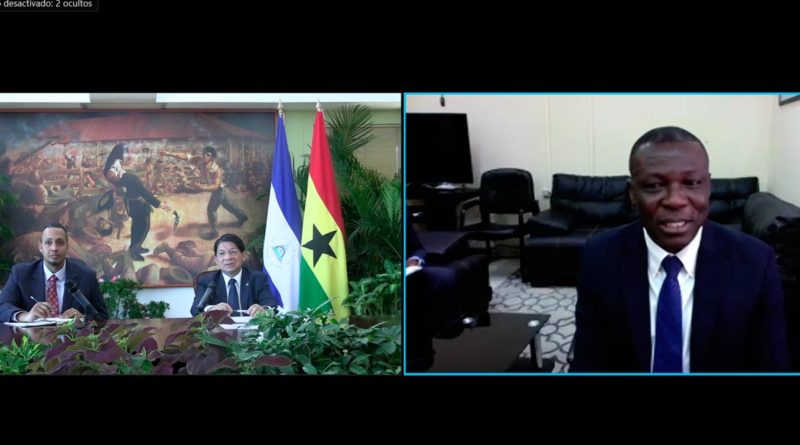 Canciller Denis Moncada Colindres, recibiendo las Copias de Estilo del Señor Samuel Yaw Nsiah, Embajador de Ghana, concurrente desde Cuba.