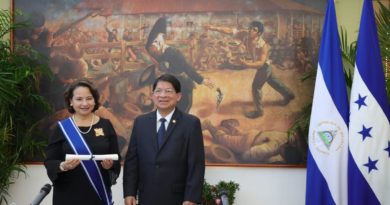 Nicaragua entrega Orden José de Marcoleta a embajadora de Honduras