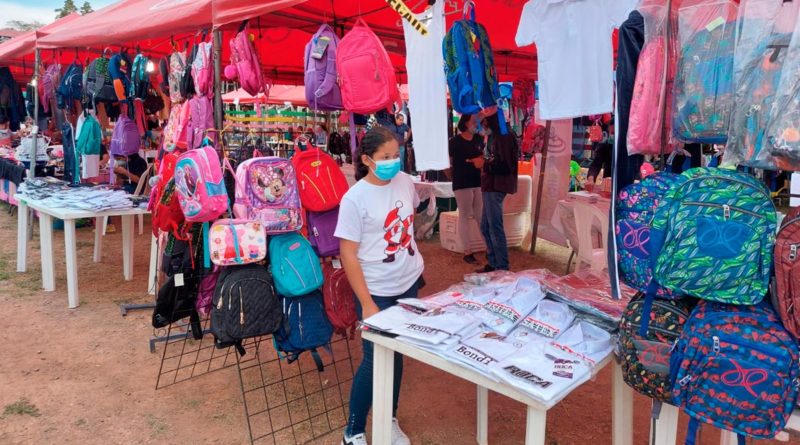 Emprendedores ofreciendo sus productos en la feria de innovación y emprendimiento de Juigalpa, Chontales.