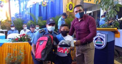 Entregan mochilas escolares a hijos e hijas de policías en Chinandega