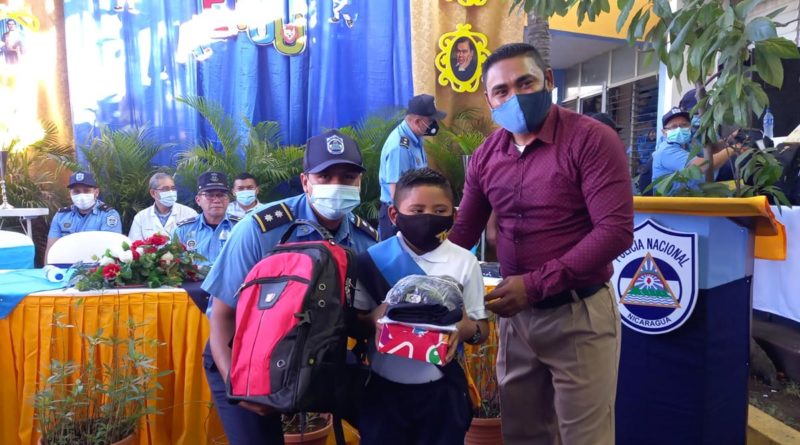 Entregan mochilas escolares a hijos e hijas de policías en Chinandega