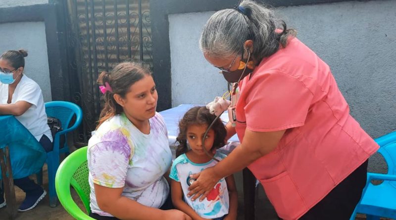 Personal médico del Ministerio de Salud de Nicaragua (MINSA), brindando consulta médica en el barrio Carlos Núñez de Managua