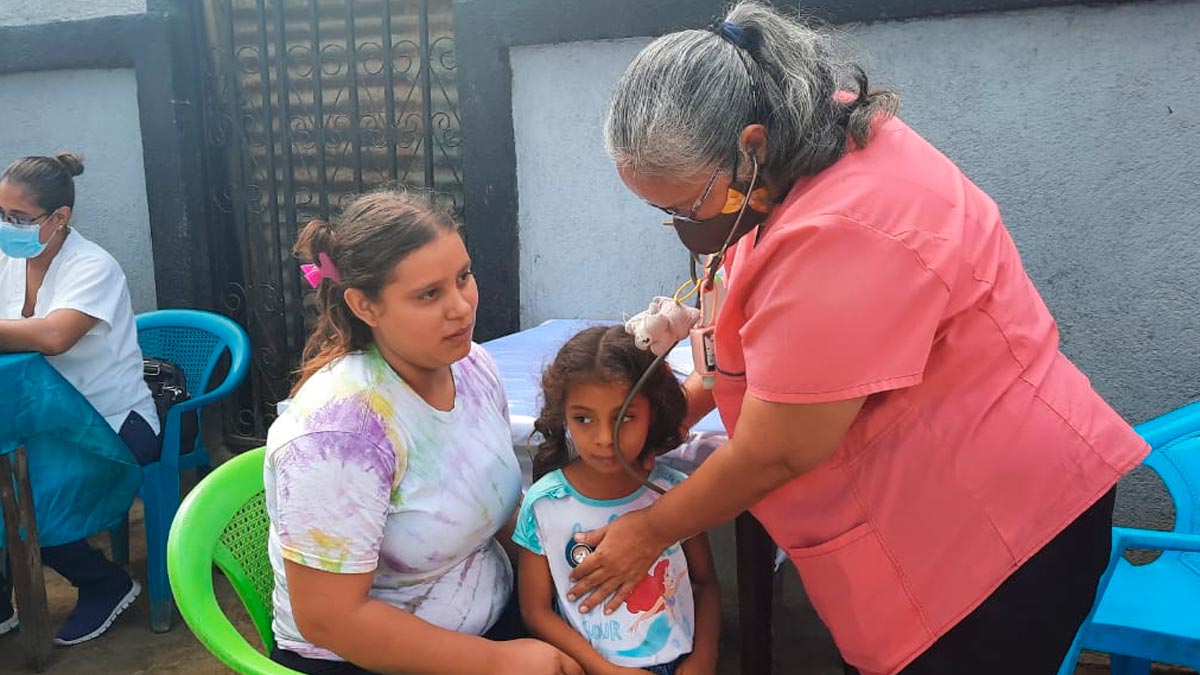 Personal médico del Ministerio de Salud de Nicaragua (MINSA), brindando consulta médica en el barrio Carlos Núñez de Managua