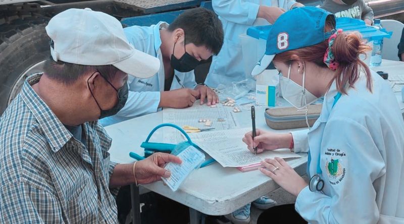 Médicos del Centro de Salud Socrates Flores brindan atención a pobladores del barrio Bóer