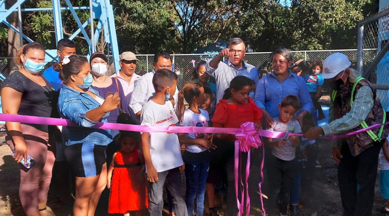 FISE y comunidad de Posolteguilla inaugurando la nueva obra de agua, saneamiento e higiene