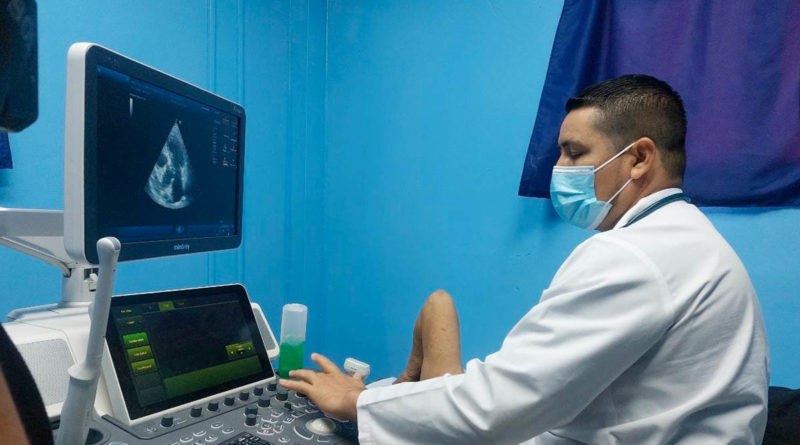 Médico del Hospital Lenín Fonseca durante la jornada cardiovascular