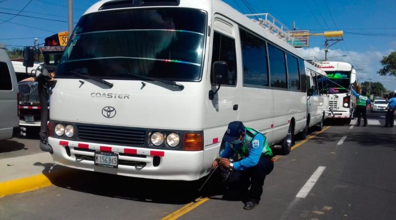 Efectivos de la Policía Nacional realizando inspección técnica a medios de transporte escolar