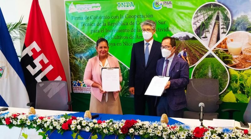 Autoridades del INTA juntos a representantes del Centro Kopia de Corea luego de la firma de nuevos Proyectos de Cooperación Técnica para la autosuficiencia de arroz en Nicaragua