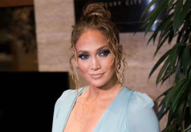 Jennifer Lopez posando para la prensa en los LAFCA Awards