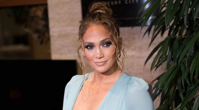 Jennifer Lopez posando para la prensa en los LAFCA Awards