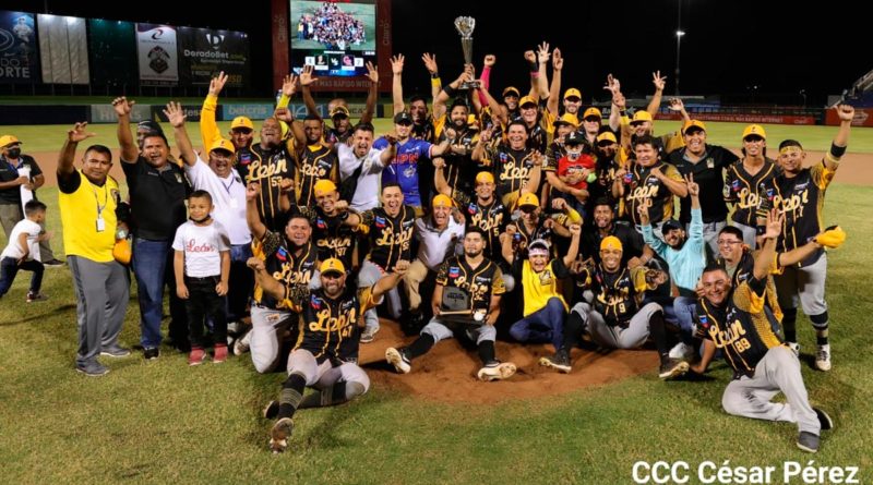 Equipo de los Leones de León celebrando su campeonato