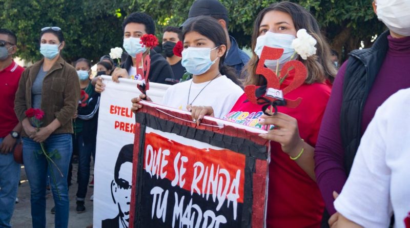 Familias de Estelí rindiendo honor al poeta guerrillero, Leonel Rugama en el cementerio San Francisco de Asís.