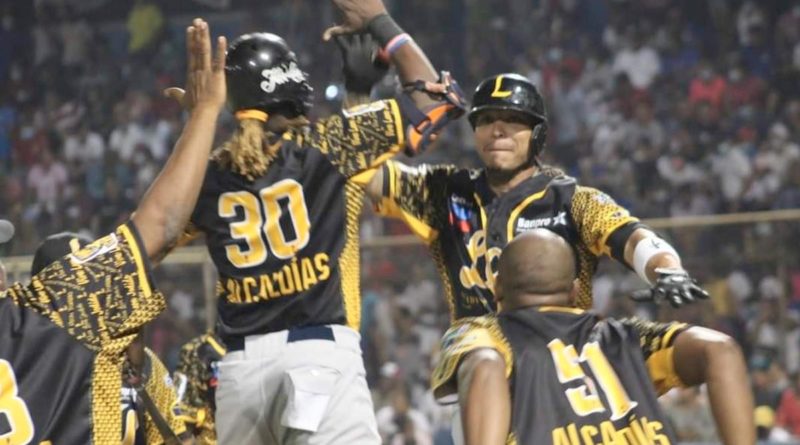 Jugadores de los Leones de León tras la victoria ante el Tren