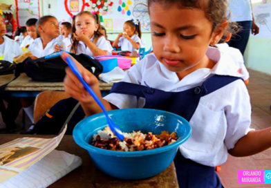 Niña nicaraguense, disfrutando de su merienda escolar